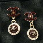샤넬 방패 귀걸이 자주