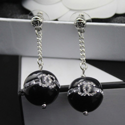 샤넬 큐빅 귀걸이 블랙