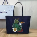 프라다 신상 1BG065 프린트 백 네이비