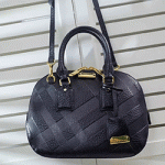 버버리 엠보싱 체크 가죽