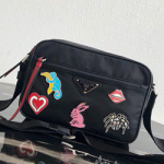 프라다 블랙 나일론 페브릭 에나멜 메탈 아플리케 파우치 1NE021