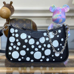 루이비통 LV X YK 이지 파우치 온 스트랩 M81908